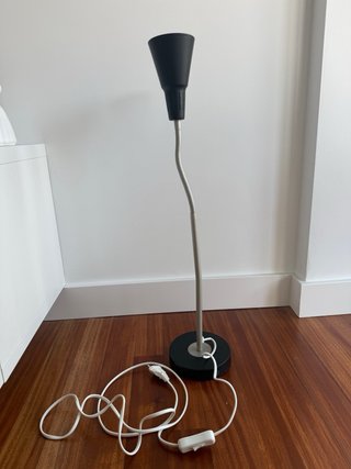 Lámpara de mesa flexo Ikea negra y gris