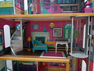 Casa de muñecas con muebles