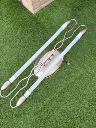 Lámpara de cocina plateada y blanca