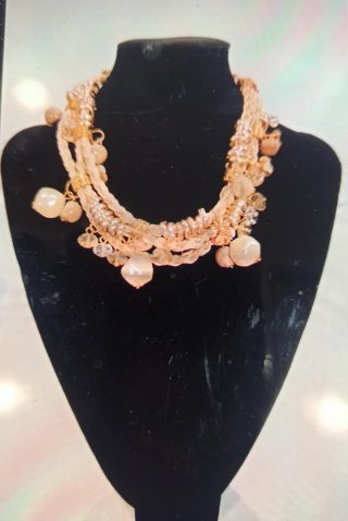 Collar beige y dorado con abalorios