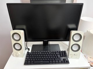 Monitor BenQ con teclado y altavoces