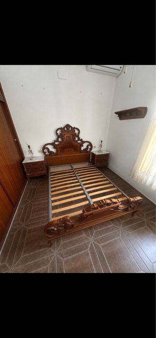 Cama y mesitas de noche de madera