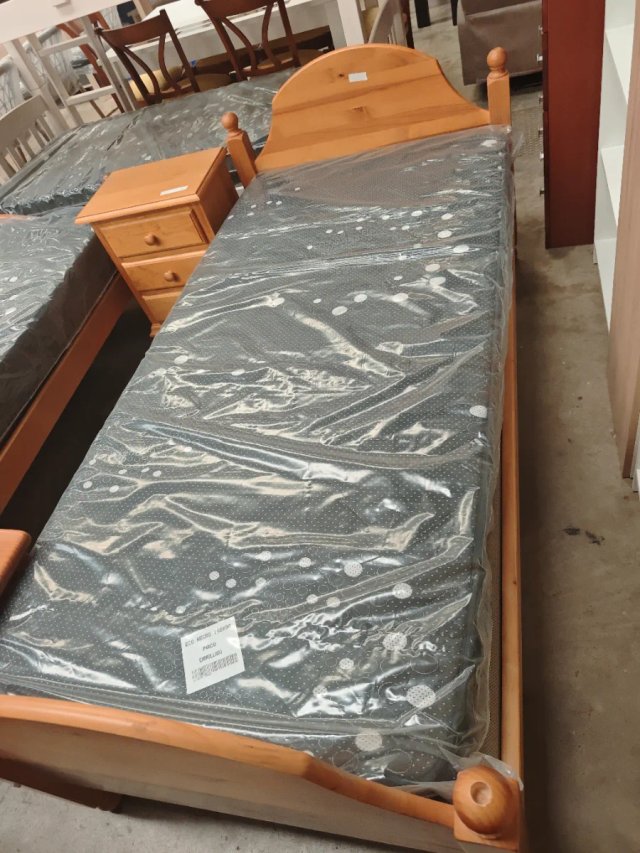 Cama de madera maciza con mesita y colchón