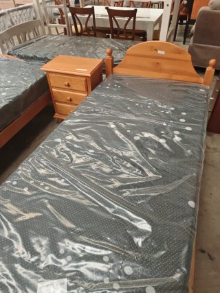Cama de madera maciza con mesita y colchón