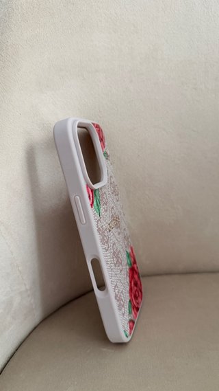 Funda Guess iPhone 16 Pro Beige Rosas, con envío