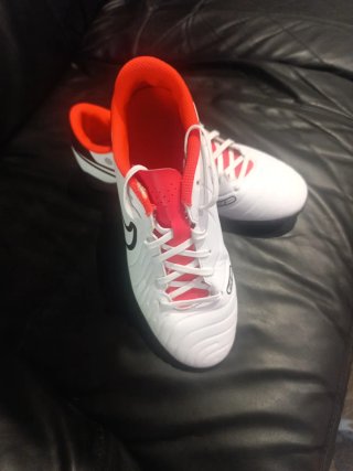 Zapatillas de fútbol Nike Blancas y Rojas