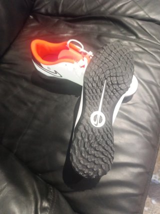 Zapatillas de fútbol Nike Blancas y Rojas