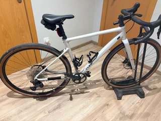 Bicicleta Gravel Cube Blanca