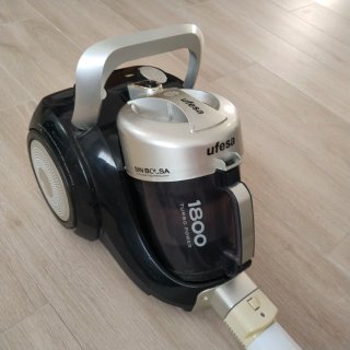 Aspiradora Ufesa 1800W sin bolsa