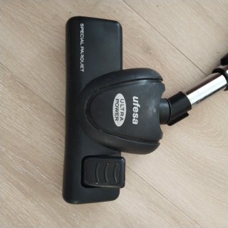 Aspiradora Ufesa 1800W sin bolsa