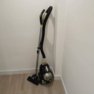 Aspiradora Ufesa 1800W sin bolsa