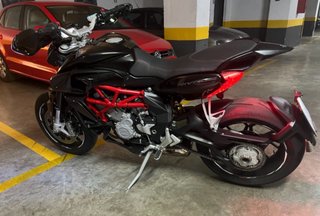 MV Agusta Rivale 800 Negra y Roja