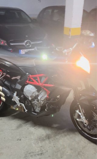 MV Agusta Rivale 800 Negra y Roja