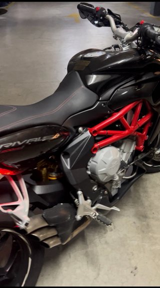MV Agusta Rivale 800 Negra y Roja