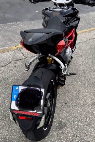 MV Agusta Rivale 800 Negra y Roja