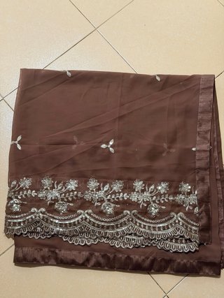 Traje punjabi marrón con detalles dorados