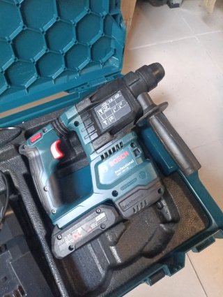 Taladro percutor Bosch Profesional con maletín
