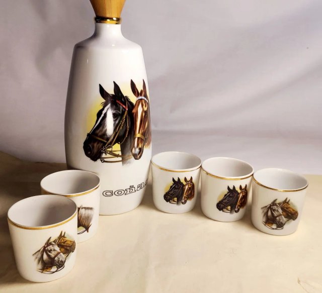 Botella y vasos vintage caballos