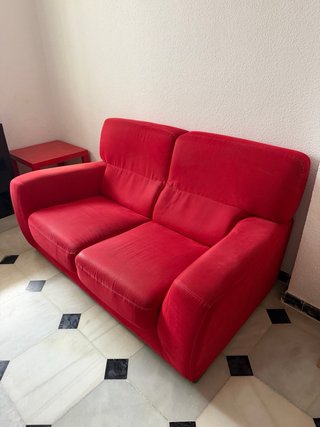 Sofá de tela rojo