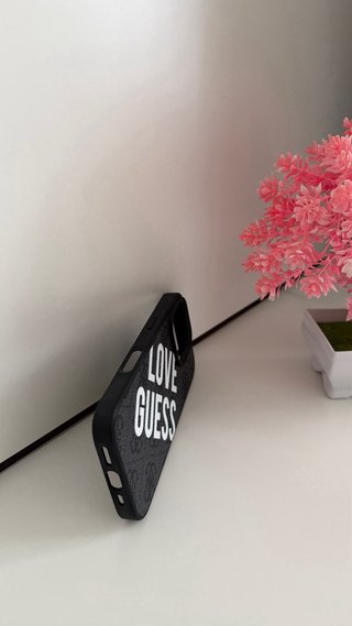 Funda iPhone 16 Pro Love Guess Negra, con envío
