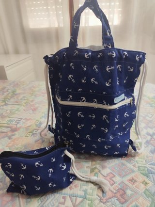 Conjunto mochila y neceser azul con anclas