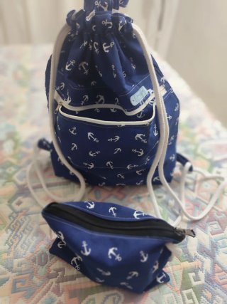 Conjunto mochila y neceser azul con anclas