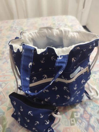 Conjunto mochila y neceser azul con anclas