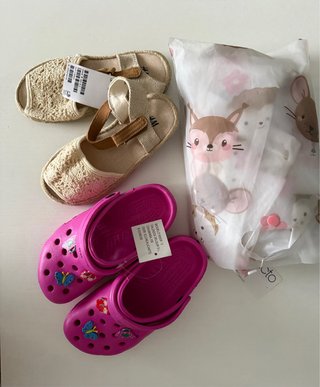 Lote Sandalias H&M 31, Crocs 32  y un impermeable
