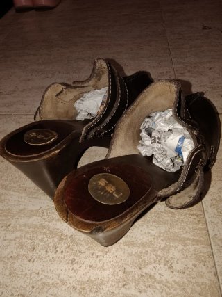 Zuecos de cuero marrón.