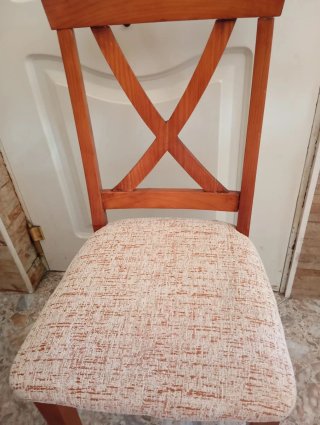 Cuatro sillas de madera con asiento de tela