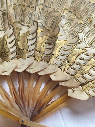 Abanico beige y dorado con diseño de aves,