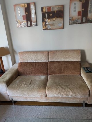 Sofá de tela beige y marrón