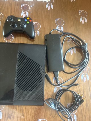 Xbox 360 Negra + Mando y Accesorios