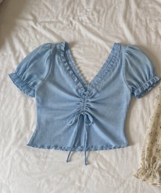 Blusa azul con cordón y volantes