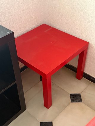 Mesa auxiliar roja