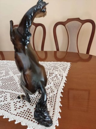 Caballo de cerámica alto