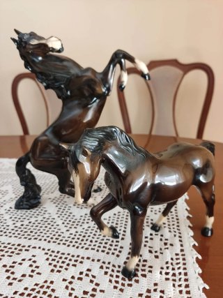 Caballo de cerámica alto