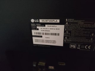 Televisor LG grande plana con cable de antena