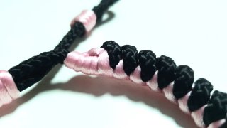 Pulsera trenzada negra y rosa