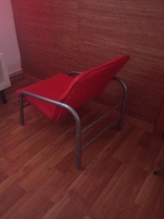 Butaca roja de tela y metal