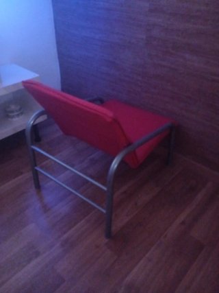 Butaca roja de tela y metal