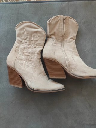 Botines beige ante punta fina