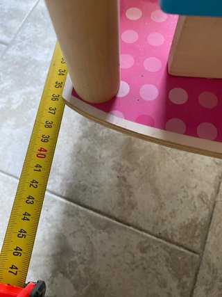 Casetta giocattolo in legno con bambole