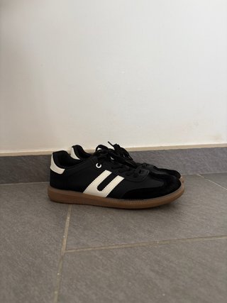 Zapatillas deportivas negras y blancas