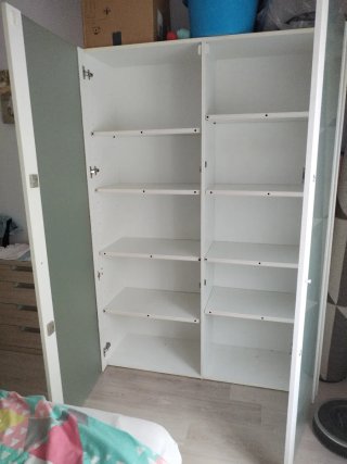 Armario blanco con puertas de cristal 132x42x190.