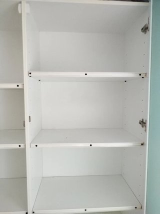 Armario blanco con puertas de cristal 132x42x190.