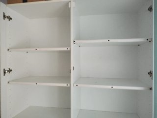 Armario blanco con puertas de cristal 132x42x190.