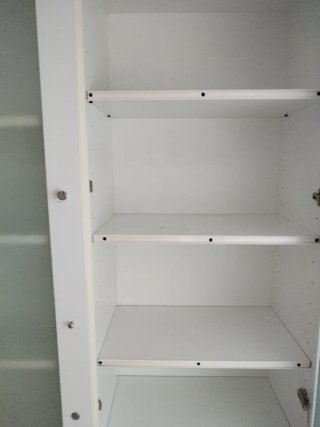 Armario blanco con puertas de cristal 132x42x190.
