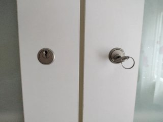 Armario blanco con puertas de cristal 132x42x190.