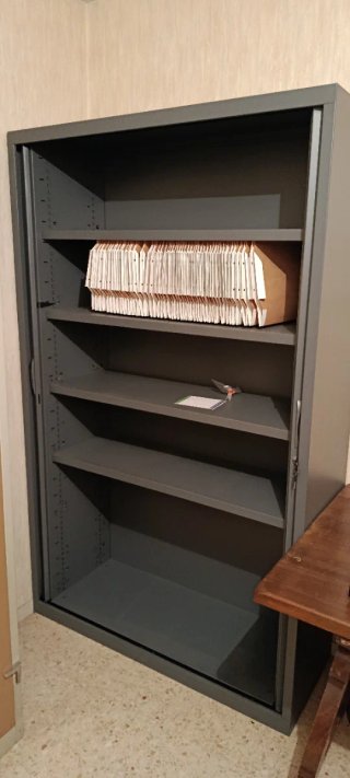 Urge vender armario archivador puertas persiana